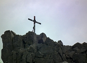 47 ormai la cima con la croce (qui zoomata) l'abbiamo localizzata...